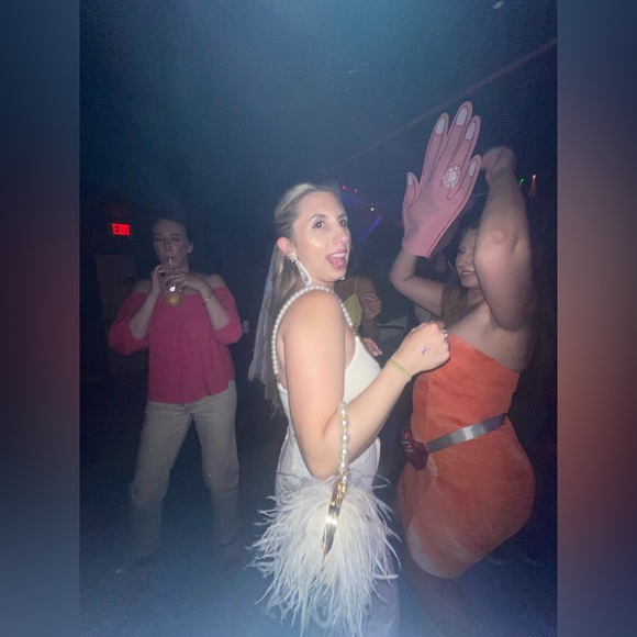 Nara crop top lovers and friends revolve- ivory crop top with pearl straps - Picture 3 of 3